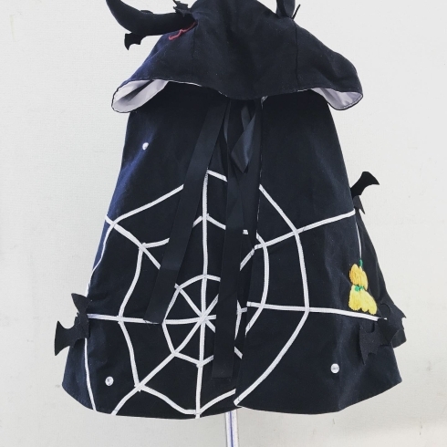 マントは、とじると銀の蜘蛛の巣が！！「2019津田沼ハロウィンパーティー！10/26（土）27（日）のフォトスポットには、かわいい衣装をご用意！！」
