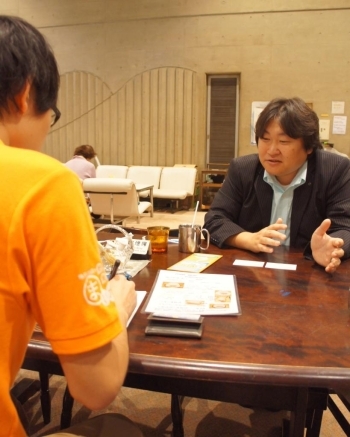 勤労市民センターの喫茶スペースにてお話させていただきました。<br>浅野さんは普段から会議などによく利用されるらしいですよ。