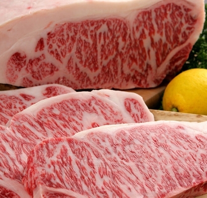 佐賀の和牛の中でも、肉質７等級以上にだけ与えられたブランド「佐賀牛」。鉄板焼き、ステーキ、しゃぶしゃぶ、焼きしゃぶ．．．やわらかい肉質、とろけるようなまろやかさとジューシーな肉汁をそれぞれの調理法で楽しめます。お土産やギフトにも最適です！