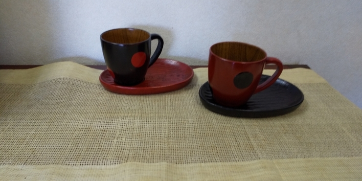 「木製三角茶托とマグカップ」