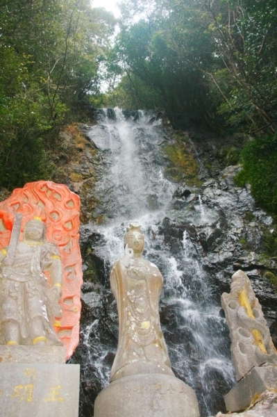 清水山見瀧寺宝地院（けんりゅうじほうちいん）は、天台宗の寺院で由緒記によると延暦２２年（８０３年）桓武天皇の勅（みことのり）を奉じて聖命上人が開基した国家鎮護の道場であり、のち<br>に戦乱により坊中三百坊ばかりの一山はすべて焼亡したといわれています。