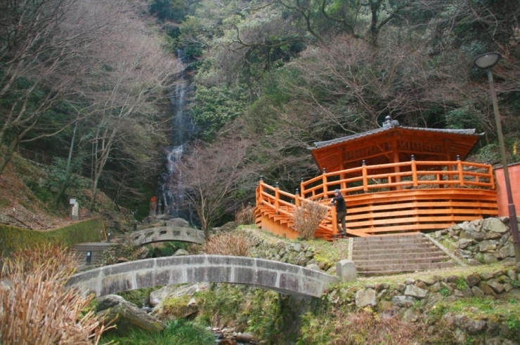 その後、小城藩初代藩主鍋島元茂は父である佐賀藩主鍋島勝茂を鹿狩に招き長流の滝を見つけました。そこで鍋島勝茂は寛永４年（1627年）ここに武運長久と国家安康を祈り、観世音菩薩を勧請し、清水寺を再興しました。滝つぼ前の「倉永節士清雄之碑」は、佐賀藩主鍋島宗教の大病平癒を祈願して厳冬の滝にうられて凍死した倉永清雄を祀ったものです。また、ここは観世音菩薩信仰と滝うけ行の霊場として有名です。