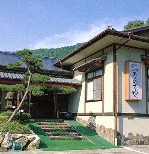 鯉料理をはじめ、スッポン料理やいのししを使ったボタン料理もある。各部屋には歴史ある小城藩主秘伝の古美術品が展示してある。