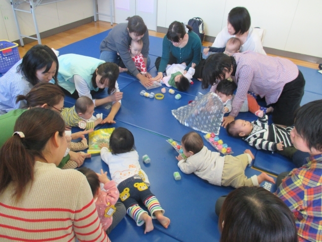 感触あそびの様子「今日は「こりす組」がありました！」