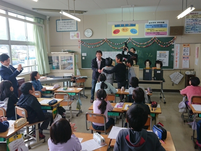 カツラをかぶってみました！「白鷹町《蚕桑小学校》で《高玉芝居》を学ぶ授業が行われました！」