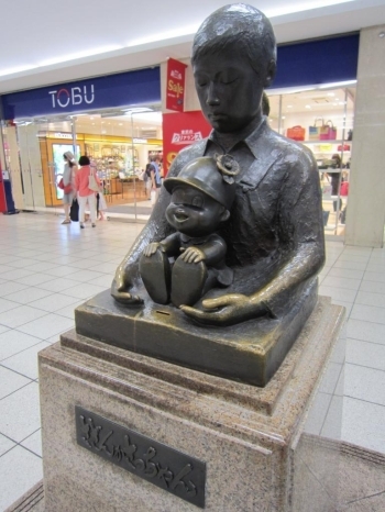 船橋駅の「さざんかさっちゃん像」。<br>この像の秘密とは……？