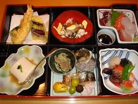 刺身、煮物、揚げ物、酢の物、口取り（5品～7品）、小鉢、茶碗蒸し、ご飯（県産米）、お吸い物、デザート（2000円 ）<br>