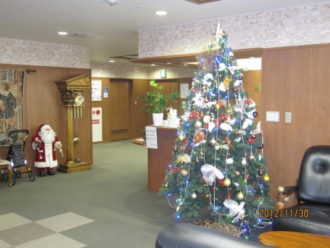 「サンタがホームにやってきた！！　　高住センターから、クリスマスツリーの飾りつけをされている老人ホーム見学情報です。」