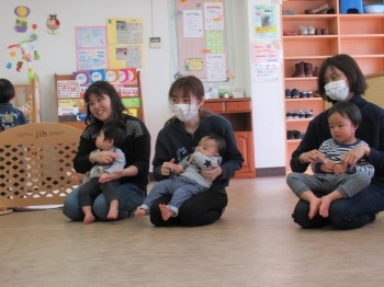 ♪一本橋こちょこちょ…♪ママの手がくすぐったい！くすぐったい！