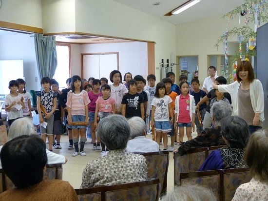 センター長の池田さんから、利用者の方達へ小学生の紹介（*^_^*）子ども達もチョット緊張してるかな～～♪