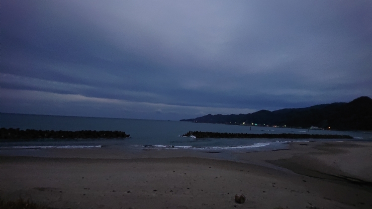 集合時間は6:30。まだうすぐらいです。「毎月第一日曜日は稲佐の浜海岸清掃・仲間が増えてきています。」