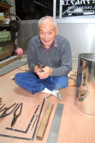 道具を手に建築板金の真髄を語る中村さん