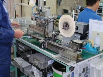 製品を効率よく生産するために平賀さんは常に機械を改善しています。