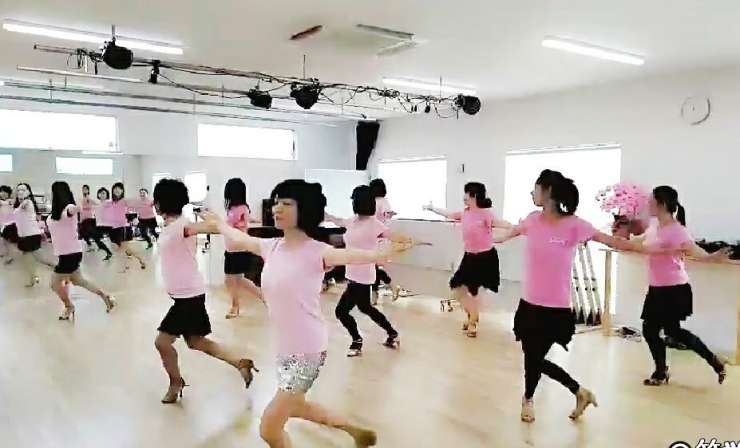 今人気のヒールを履いて踊るレディースラテン「三島市ダンス バレエ教室   イベント『ダンスを楽しむ会』」
