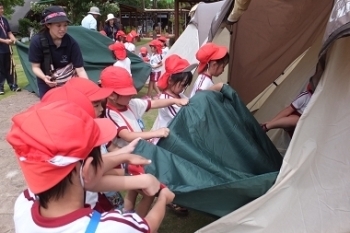 ツインリンク茂木でのキャンプでテントを張る様子。「社会福祉法人 聖隷会 玉造第一保育園」