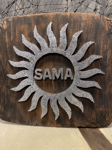釘3000本で作ったSAMAのロゴ「12月13日金曜日‍♀️」