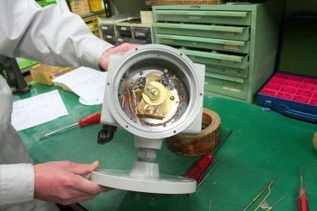 旋盤加工された製品の中に納められた測定器の部品。