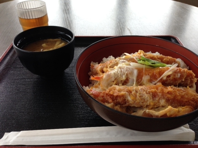 選んだのは「えびフライ卵とじ丼」<br>天ぷらではなくフライです。<br>天ぷらよりカリカリして歯ごたえがあるという、初めて食べた丼。