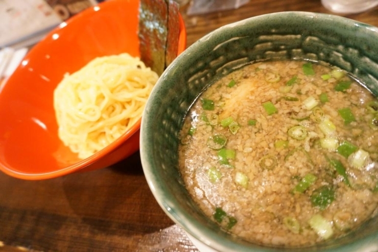 スープの中には、焼豚と煮卵が隠れていました！！