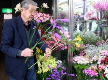 お店で花束用の生花を選ぶ都倉さん。