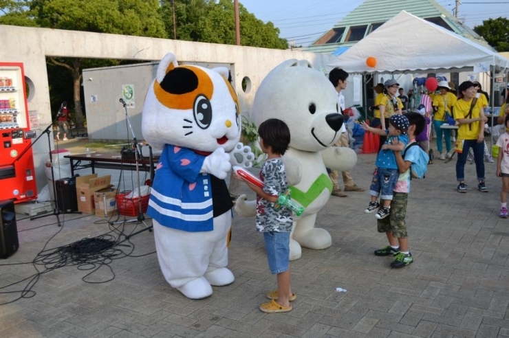 門真市のガラスケくんとわかやま国体のきいちゃんも応援に駆けつけ、<br>子どもたちをはじめたくさんの人たちを喜ばせてくれました♪