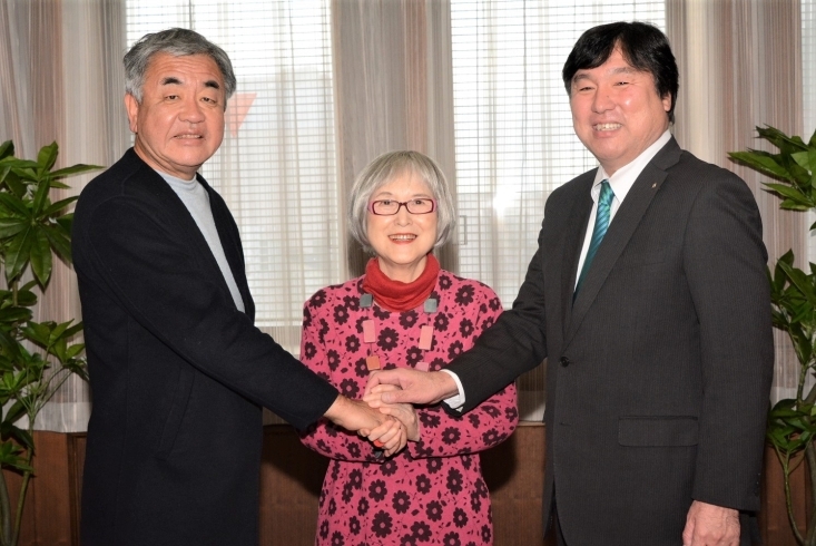 左から、隈研吾さん、角野栄子さん、斉藤猛区長「角野栄子児童文学館　設計パートナーが隈研吾さんに決定！」