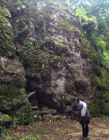 厳島神社の大岩と祠