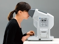 自動視力検査器械①「社員の健康診断が始まりました！」