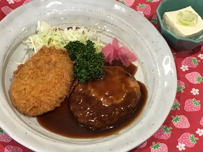 「本日のAランチは　ハンバーグとコロッケです(^.^)」