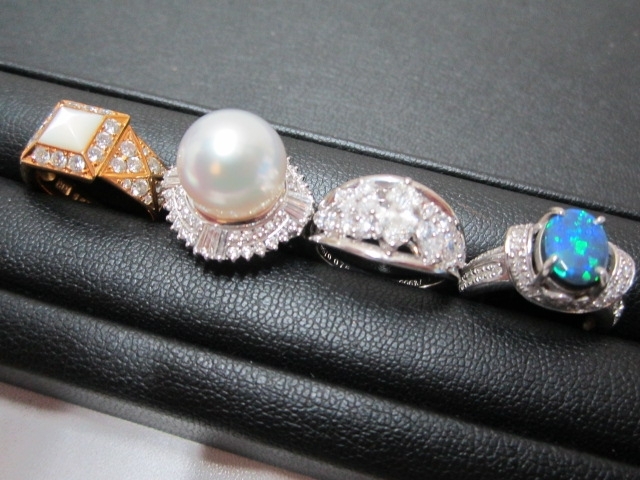 「伊丹市鈴原のお客様。指輪のお買取りです。ダイヤや色石など宝石類のお買取りは、おたからやJR伊丹店まで！」