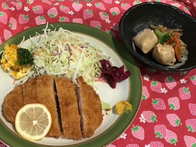 「本日のAランチは　とんかつランチ( ◠‿◠ )」