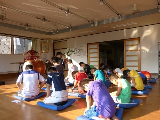 今年のお祭りも無事に行われますように、地区の子ども達が全員集まってご祈祷をしてもらいます。