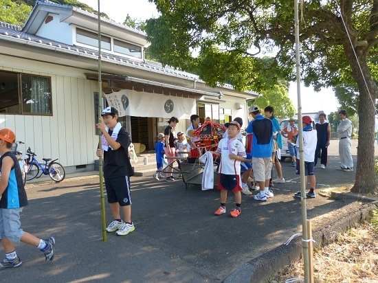 リヤカーに太鼓とお神輿を乗せて、「さぁ！出発（^^）v」