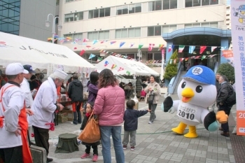 2010秋の技能五輪のマスコット君も参加して、おまつり広場は終日大賑わいでした。