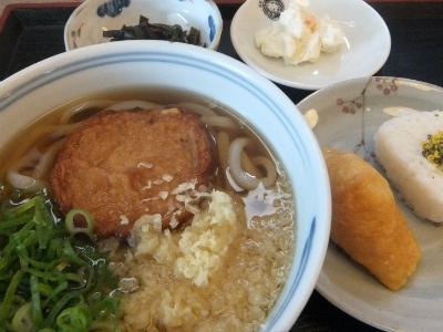 うどん定食1　￥650也<br>ポテトサラダと昆布の佃煮、有田焼の器に入った小さめのうどんにおにぎり、おいなりです。