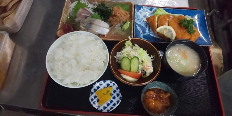 「今日の日替りランチはササミチーズカツです」