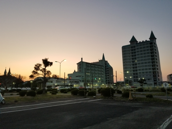 夕焼けの空と教習所「合宿教習キャンセルでました!!!」