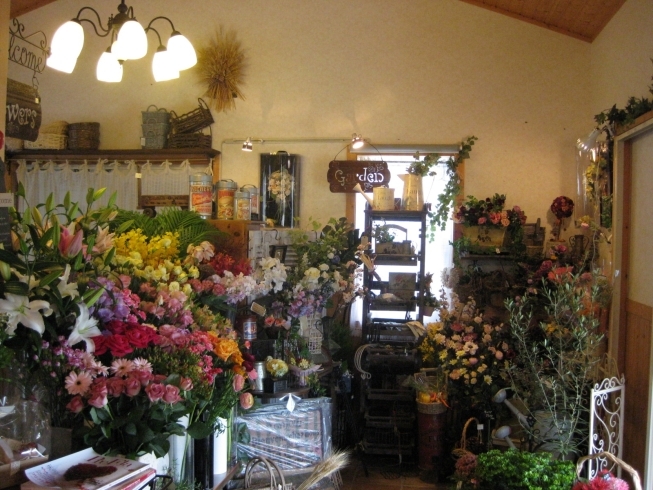 「花と雑貨の贈り物 サブ・ローザ」お花とカントリー雑貨に囲まれたナチュラルな癒しの空間
