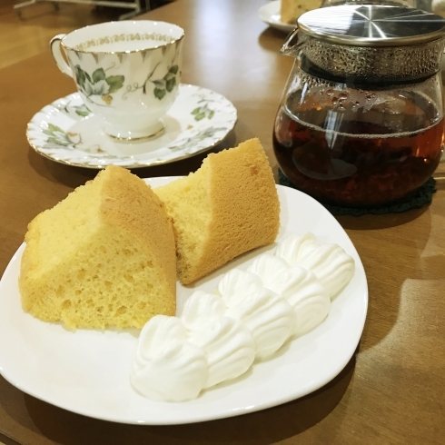 紅茶は「ニルギリ」、プレーンシフォンのクリーム添え「秋葉区にある美味しい紅茶とシフォンケーキの店」