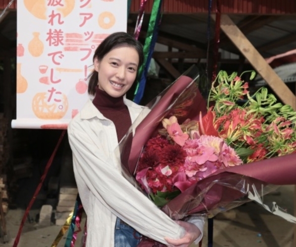 スカーレット主役の戸田恵梨香さんと花束「いろんな卒業の花束」