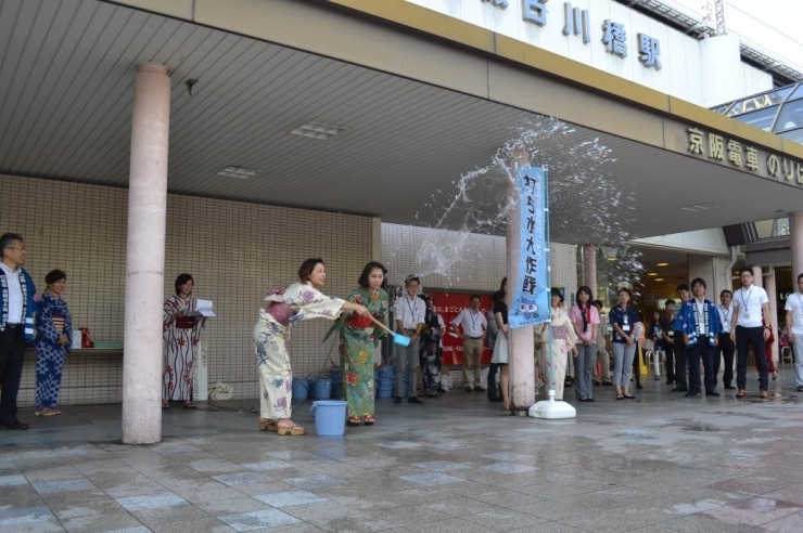 「あつ～いまちにつめた～い水をま～き～ましょっ♪」<br><br>8月6日(水)に京阪古川橋駅前にて打ち水大作戦が実施されました！