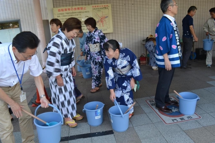 正しい打ち水方法を学び、いざ打ち水準備！