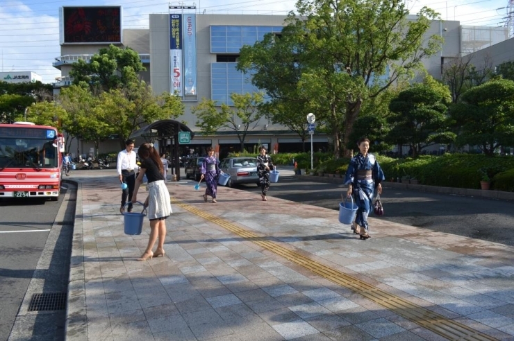 ダイエー古川橋駅前店への遊歩道のまわりにも打ちつけ。。。