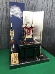 広島の厳島神社にある国宝鎧を模写しています。「本格派【節句人形の事なら何でもおまかせ！節句人形アドバイザーのいる店。人形と鯉のぼりの村上へ】」