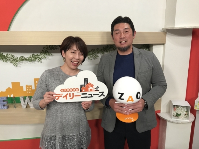 司会の三野真紀子さんと記念撮影「『デイリーニュース東大阪』に生出演してきました!!」