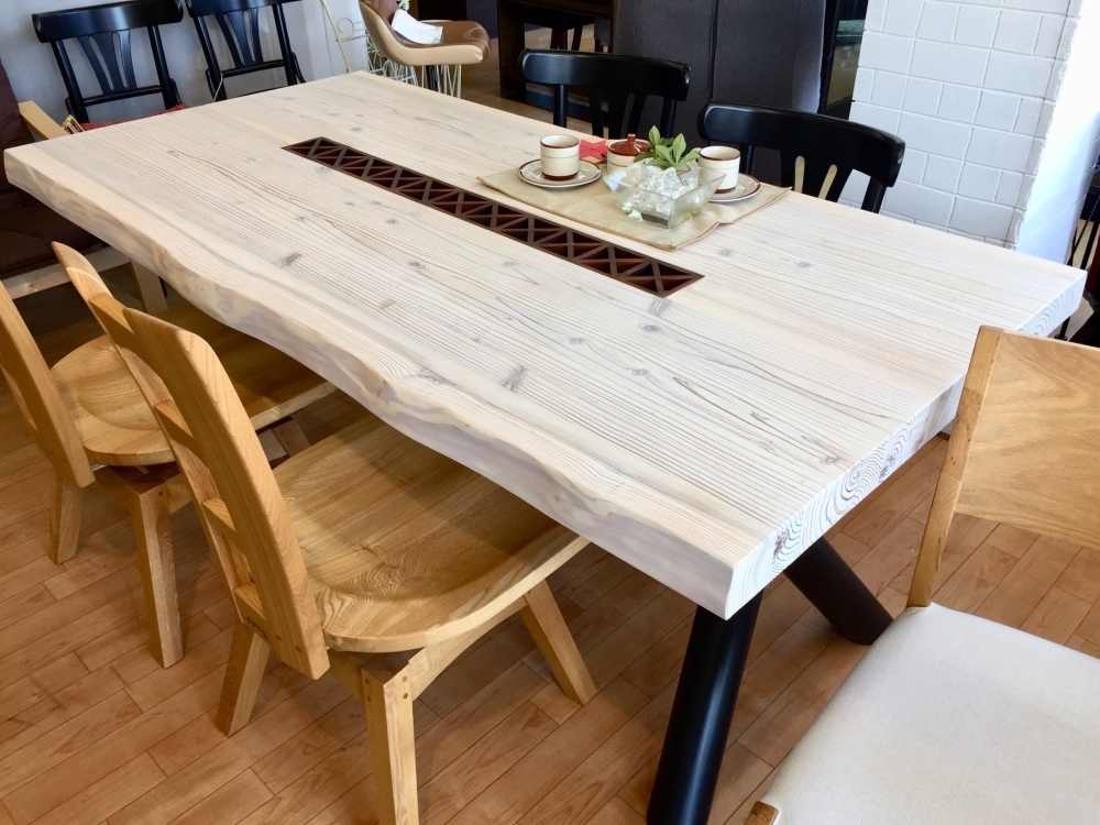杉の木の一枚板を使用した贅沢なテーブル！色合いがとっても素敵