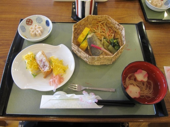 「うわぁ♪　おいしそう♥　花見弁当やぁ～！　 高住センターから、入居者満足のため、食事の献立を工夫されている老人ホーム見学情報です。」