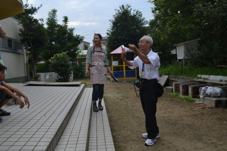 みらい小学校区のサポーターとして活躍する奥田さんが<br>子どもたちにわかりやすく飯盒炊爨の方法と<br>飯盒炊爨がとても重要なことだと説明しています。