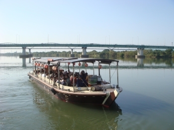 淀の川風を感じながらゆったり気分で船旅
（春と秋に就航）「枚方文化観光協会」