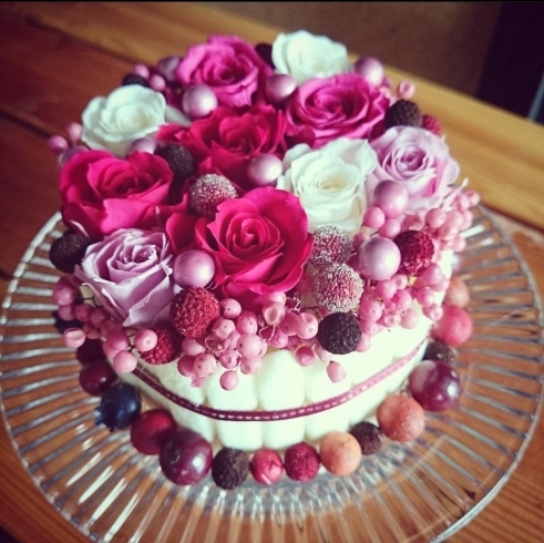 ホワイトクリームにお花とフルーツが載ってるケーキ「ケーキはいかが？……母の日に」